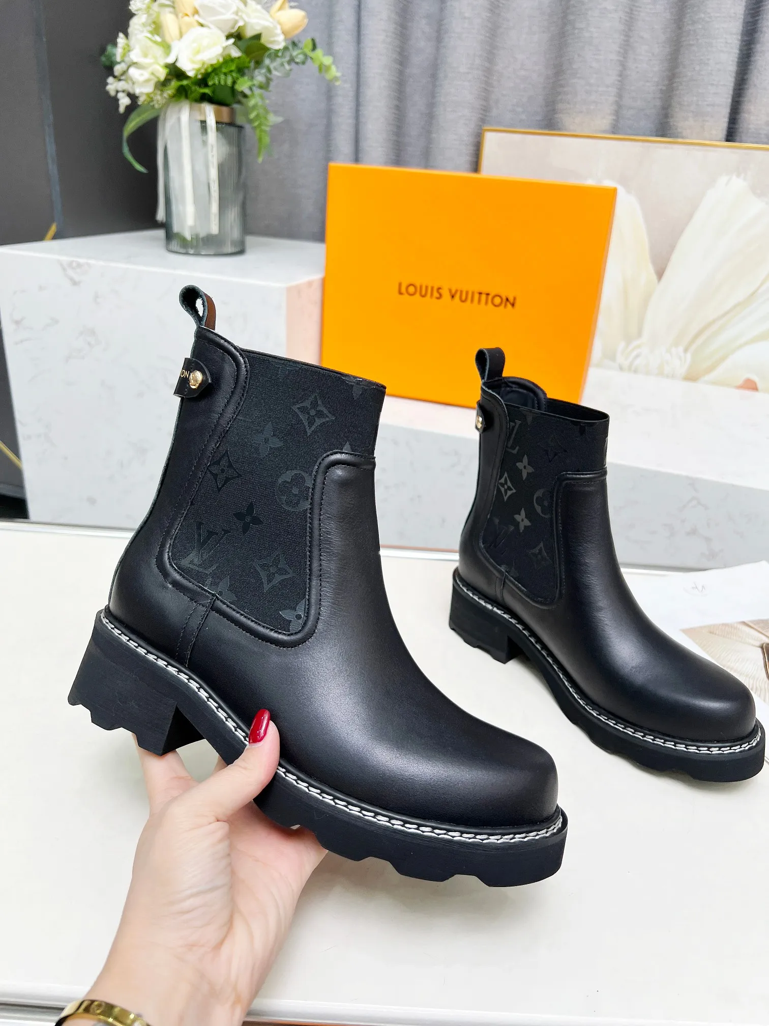 👟👟Ex-factory price 560👟👟Louis Vuitton 2024 autumn and winter high-end customization, major celebrity and Internet celebrity catwalk style, century-old classic, exquisite craftsmanship, comfortable on the feet. This LV Beaubourg ankle boot has a smooth calf leather body with handsome style and soft elements, and the Monogram patterned elastic side panel embodies the style of Chelsea boots. Paired with a thick yet lightweight micro outsole. Dazzling studs, a Louis Vuitton embossed leather label and plain stitching around the welt add to the sophisticated details. Fabric: Full-grain cowhide Lining: Cowhide Color: Black Brown Code number 35 to 40 (41 and 42 can be customized and non-returnable) Bosses are welcome to make orders